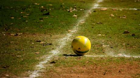 VIDEO: Policía no puede detener agresión de aficionados a árbitros en un torneo de fútbol en Brasil