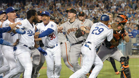 VIDEO: La riña entre dos jugadores desata una batalla campal en un partido de béisbol