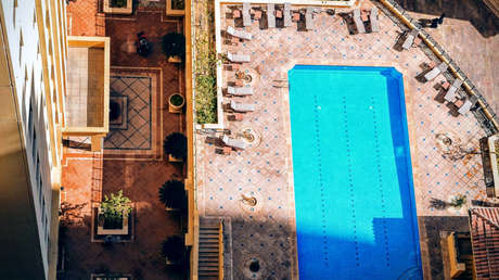 "¡El 'balconing' es divertido!": aparecen carteles contra los turistas en Barcelona"