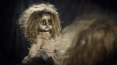 "La acaricio y me siento segura": Una joven en EE.UU. se casará con una muñeca satánica (FOTOS)