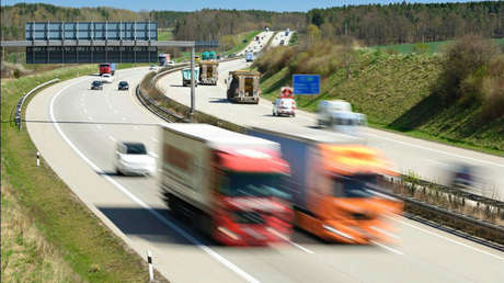 VIDEO: Un camión casi le aplasta la cabeza a un motorista