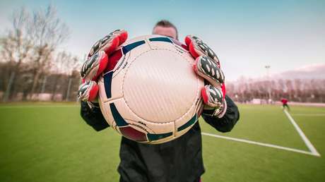 VIDEO: Guardameta salva a su equipo de la eliminación con un golazo en el último minuto