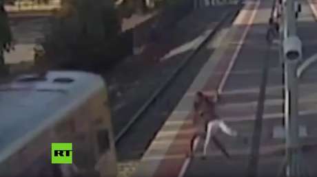 ATERRADOR VIDEO: Un adolescente intenta arrojar a su novia contra un tren en marcha