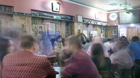 VIDEO: Una camarera abofetea a una compañera por darle una nalgada