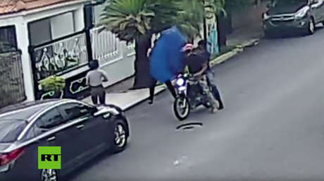 VIDEO: Utiliza un paraguas para evitar que le roben y darle su merecido a un ladrón