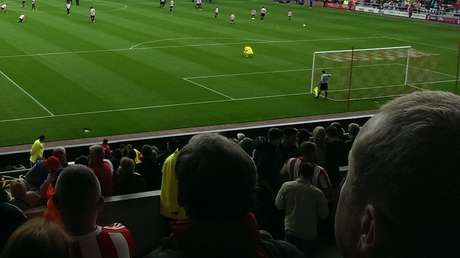 VIDEO: La mala puntería de un futbolista inglés 'castiga' a una aficionada distraída