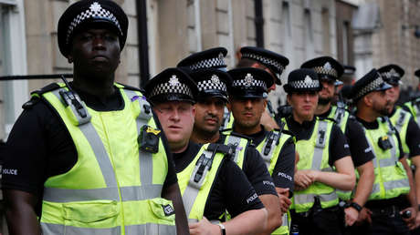 VIDEO: Masivo uso de gas pimienta por Policía para evitar que hinchas salgan de un estadio