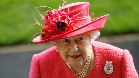 FOTOS: Isabel II se protege del viento y acaba como DJ y bailando con Michael Jackson en memes 