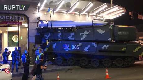 VIDEO: Sistema de defensa antiaérea choca contra centro comercial durante ensayo de desfile militar