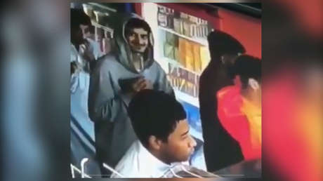 VIDEO VIRAL: Carterista en acción ve que la cámara lo está grabando y su reacción no tiene precio