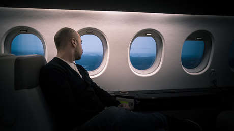 Arrestan a un joven estadounidense por orinar sobre otro pasajero en pleno vuelo transoceánico  