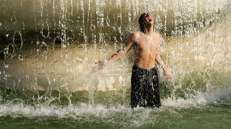 VIDEO: Un turista se mete en una icónica fuente de Roma y hace un extraño striptease