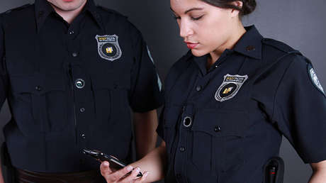 VIDEO: Policía golpea a una adolescente en la cara durante una violenta detención 