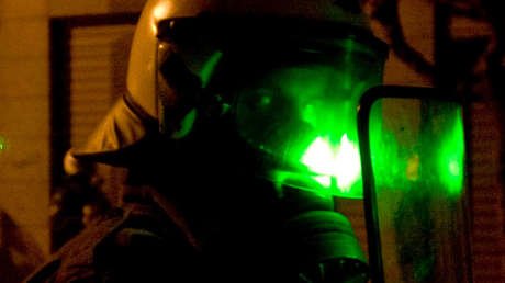 EE.UU.: Policía usa un táser contra un hombre que sostenía a un bebé de 2 meses (VIDEO)