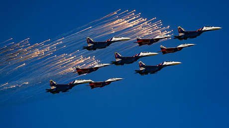 VIDEO: Aviones militares rusos realizan acrobacias aéreas