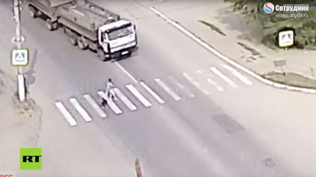 VIDEO: Un perro salva a su dueña de morir atropellada por un camión