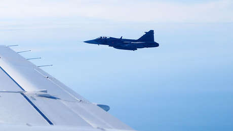 "Ornitólogos rusos bajo sospechosa": La Red se burla del choque de un caza sueco con aves 