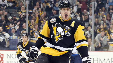 VIDEO: Jugador de hockey ruso establece un récord Guinness al marcar tras 110 pases     