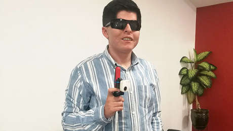 Fabrican en Ecuador dispositivo que mejora movilidad a invidentes: "Podemos caminar más tranquilos"