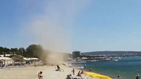VIDEO: Tornado 'ataca' un balneario ruso y se 'roba' las pertenencias de los bañistas