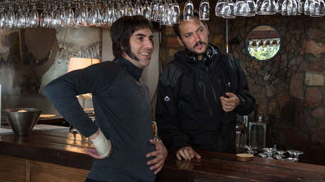 Comediante obliga a un experto gastronómico a probar carne humana y ternera envuelta en preservativo