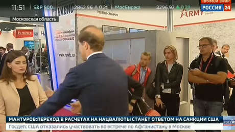 VIDEO: Una periodista rusa se desmaya durante una entrevista en vivo