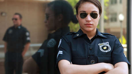 Se hace pasar por una ayudante del sheriff para sacar a su novio de la cárcel