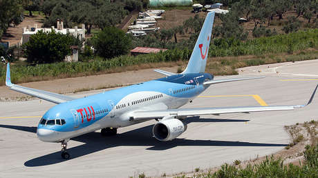 Un niño es arrojado 10 metros por los aires cuando observaba de cerca el despegue de un avión