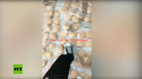 VIDEO: La empleada de una cafetería muestra lo que hace con el pan y enfurece a los usuarios