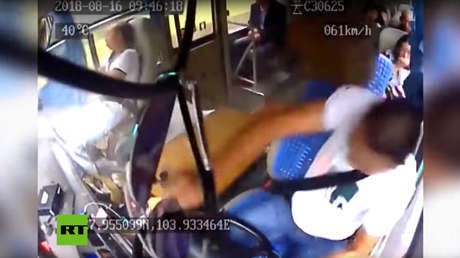 FUERTE VIDEO: Una gran roca golpea dos veces a un chofer de microbús y prosigue la marcha