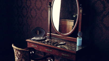 VIDEO: Misteriosa grabación muestra un reflejo de espejo que se mueve más rápido que la persona real