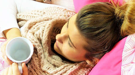 VIDEO: Presentadora vomita sobre un invitado durante una transmisión en vivo