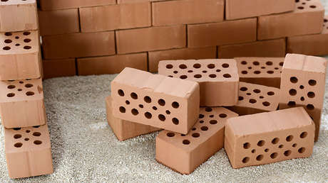 VIDEO: Ladrón intenta romper una ventana con un ladrillo y termina noqueando a su cómplice