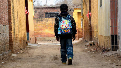 GIF: Un niño casi muere aplastado por el desprendimiento parcial de un edificio en China