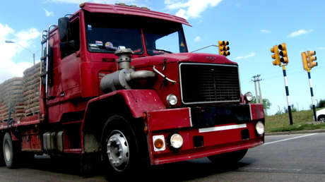 VIDEO: Se salva milagrosamente de morir aplastado por un camión fuera de control