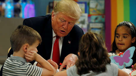 ¿Se olvidó Trump de cómo es la bandera de EE.UU.? Un error 'infantil' del presidente alborota la Red