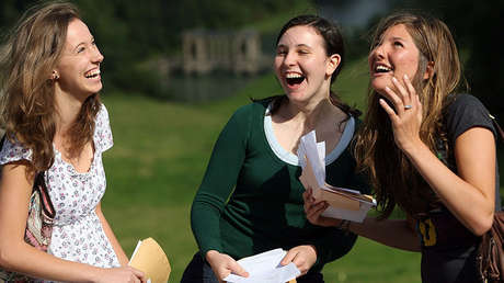 Le promete dinero a su hija por cada 'excelente' en los exámenes y termina arrepentido