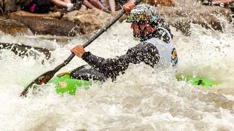 VIDEO: Espectacular caída en kayak por una turbulenta catarata en Canadá