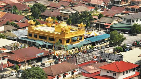 VIDEO: Un musulmán no encuentra una mezquita y entra a rezar a un templo sij en Malasia