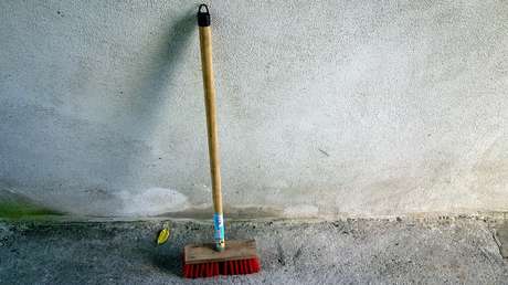 VIDEO: El dueño de una peluquería expulsa a escobazos a tres hombres armados con pistolas