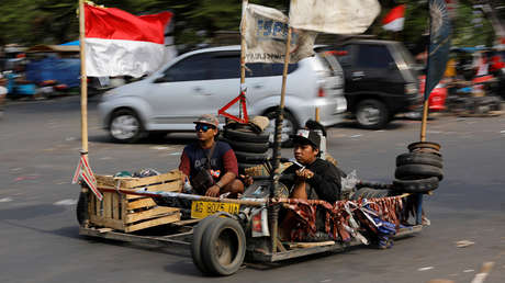 Icónicas motos Vespa personalizadas al estilo 'Mad Max' cobran protagonismo en Indonesia