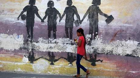 VIDEO: Chica palestina escala una valla en Hebrón para llegar a casa y conmueve las redes