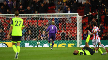 VIDEO: Anota un espectacular autogol de media cancha en el tiempo complementario