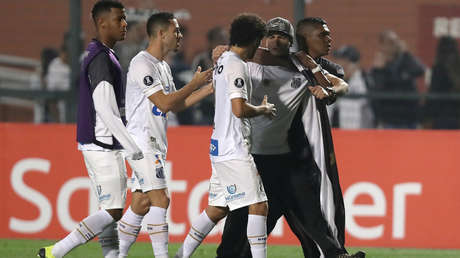 FOTOS: La violencia de los hinchas obliga a suspender un partido de la Copa Libertadores
