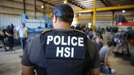 VIDEO: Detienen a 160 inmigrantes ilegales tras una redada sorpresa a una fábrica en Texas