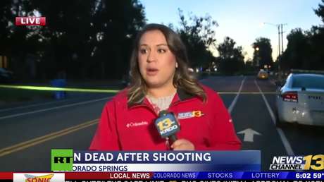 VIDEO: Dos periodistas estadounidenses evitan por los pelos ser embestidos por un coche en vivo