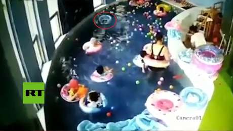 VIDEO: Un niño de 3 años se ahoga durante una clase de natación y sus instructoras ni se percatan