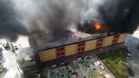 "¡No pienso meterme allí!": Captan un voraz incendio en Rusia que aterró a los vecinos (VIDEO)