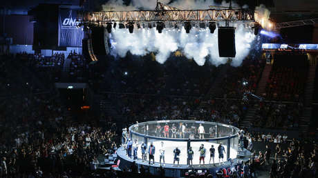 VIDEO: Un árbitro de MMA estrangula a un luchador que le toma por su rival