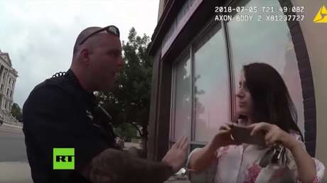 "¡Actúe como una dama!": Un policía de EE.UU. arresta a una reportera por tomar fotos (VIDEO)